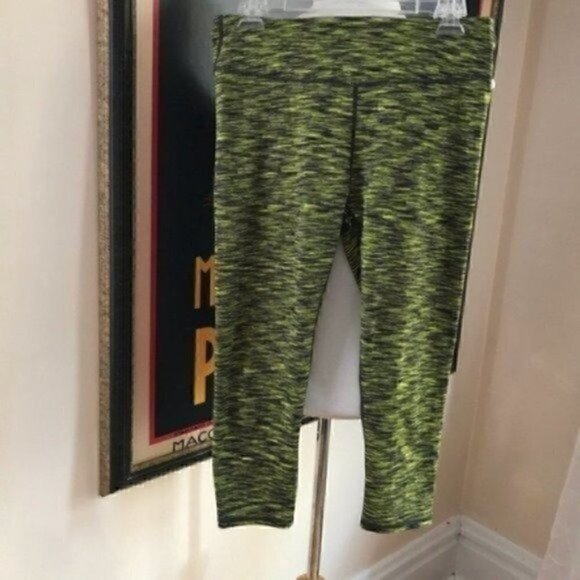 Fabletics: Heathered Salar Mid-Rise Capri Leggings - Picture 3 of 8